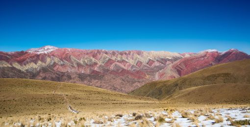 Hornocal montagne des 14 couleurs de face avec de la neige postshow