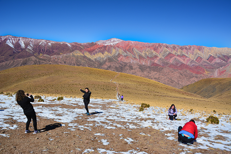Hornocal montagne des 14 couleurs touristes prenant la pose
