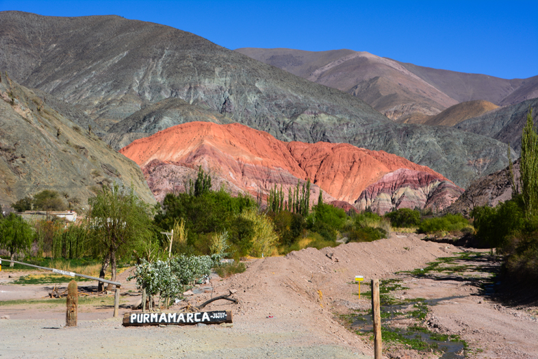 Quebrada de Humahuaca Purmamarca montagne des 7 couleurs vue de loin