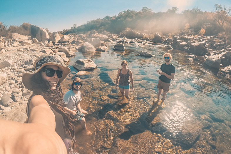 Volontariat workaway argentine cordoba san marcos sierra les volontaires dans le rio Quilpo
