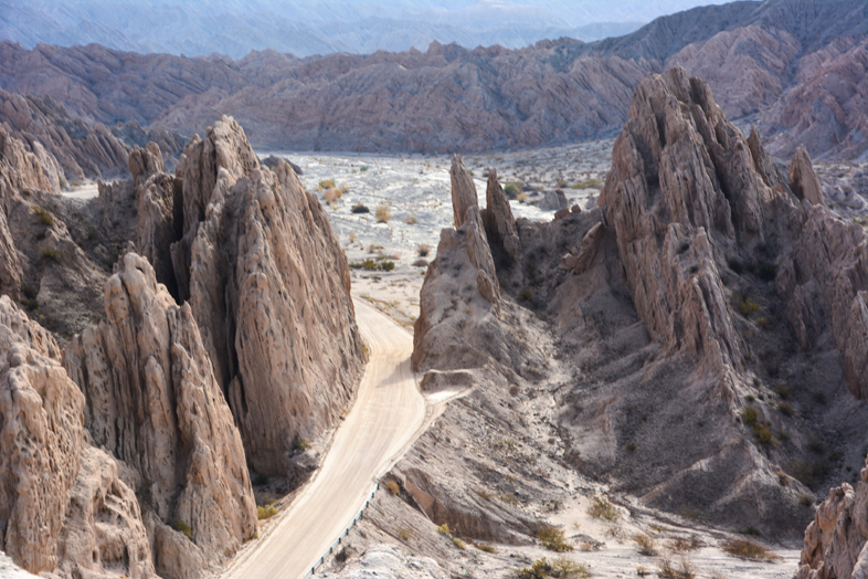 Roadtrip Salta Argentine boucle sud route 40 passe entre formations rocheuses quebrada flechas
