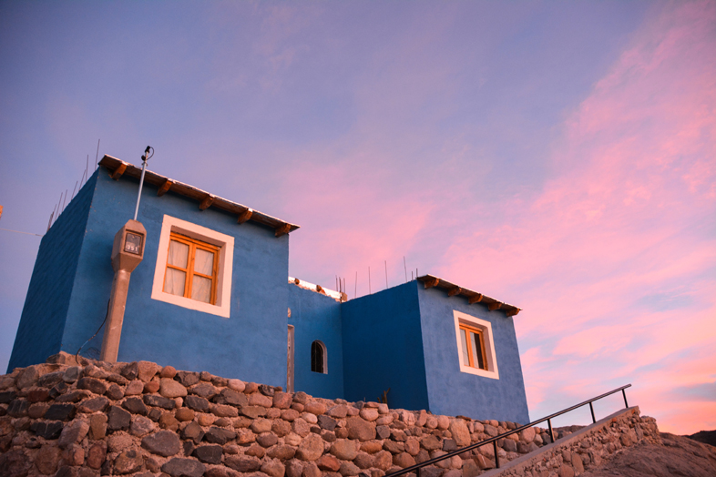 Roadtrip Salta Argentine boucle sud village angastaco route 40 ciel colore maison bleue