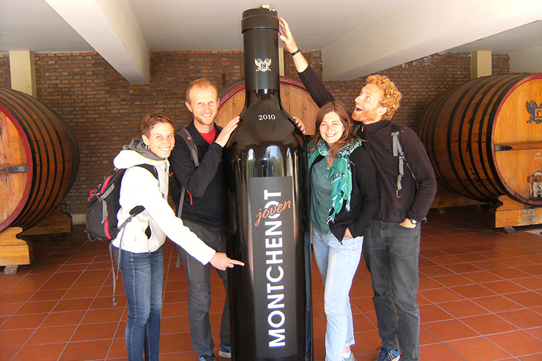 Mendoza visite et degustation gratuite de vin dans la bodega lopez Monchenot bouteille geante