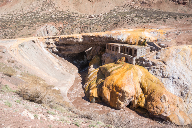 Mendoza visiter montagne Aconcagua Argentine cordillere andes pont inca thermes soufre roche jaune monument