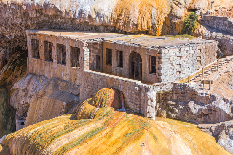 Mendoza visiter montagne Aconcagua Argentine cordillere andes thermes du pont inca soufre eau sulfureuse jaune