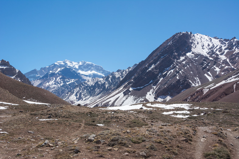 Mendoza visiter montagne Aconcagua Argentine cordillere andes vue de aconcagua de loin