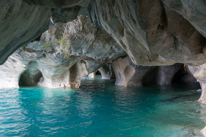 bateau grotte falaises capila de marbol rio puerto tranquilo chapelle