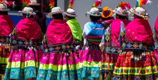 cholitas boliviennes femmes vetements traditionnels bolivie lac titicaca isla del sol postshow