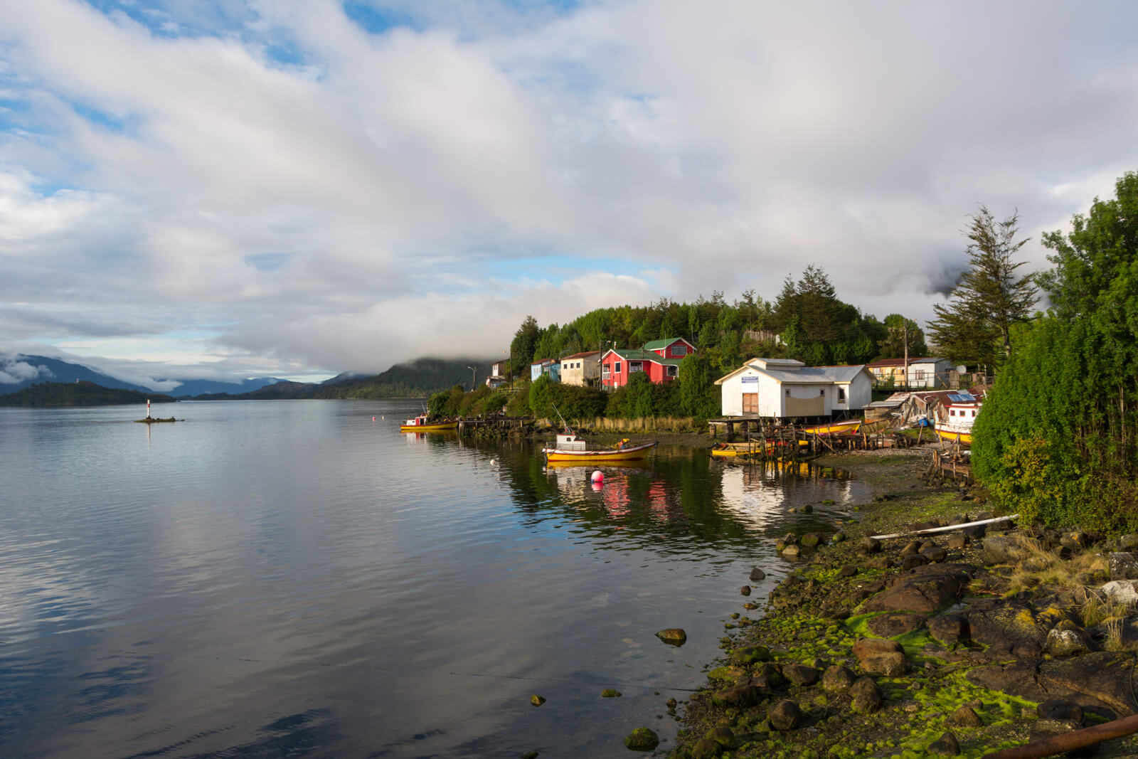 Puerto Eden carretera austral montagne mer bateau postshow