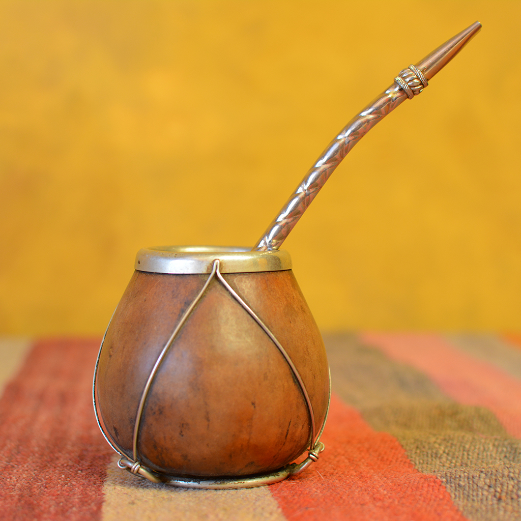 Mate et bombilla boisson traditionnelle Argentine calebasse et argent