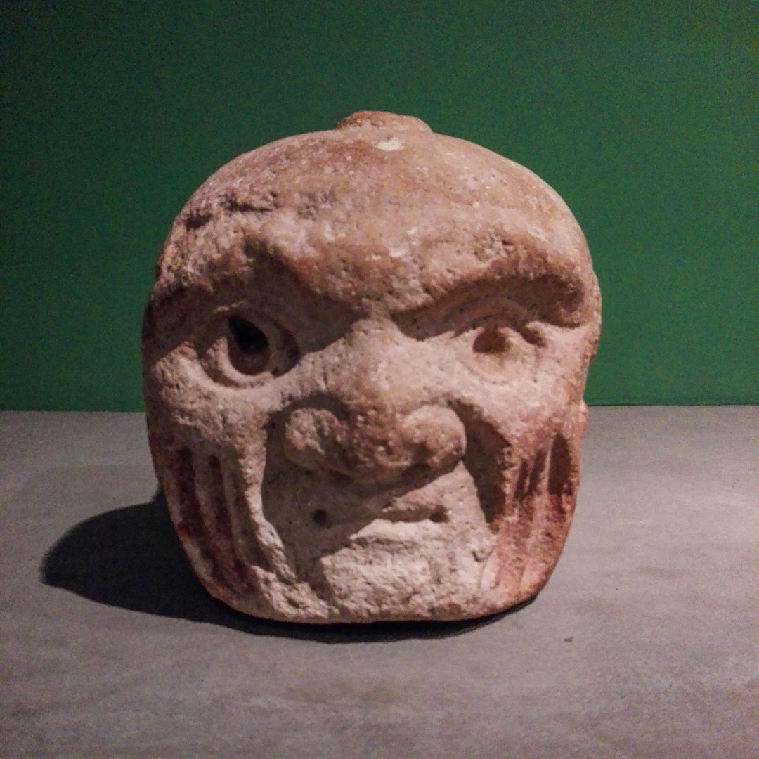 Pierre sculptée en tête humain dans le musée de Chavin de Huantar
