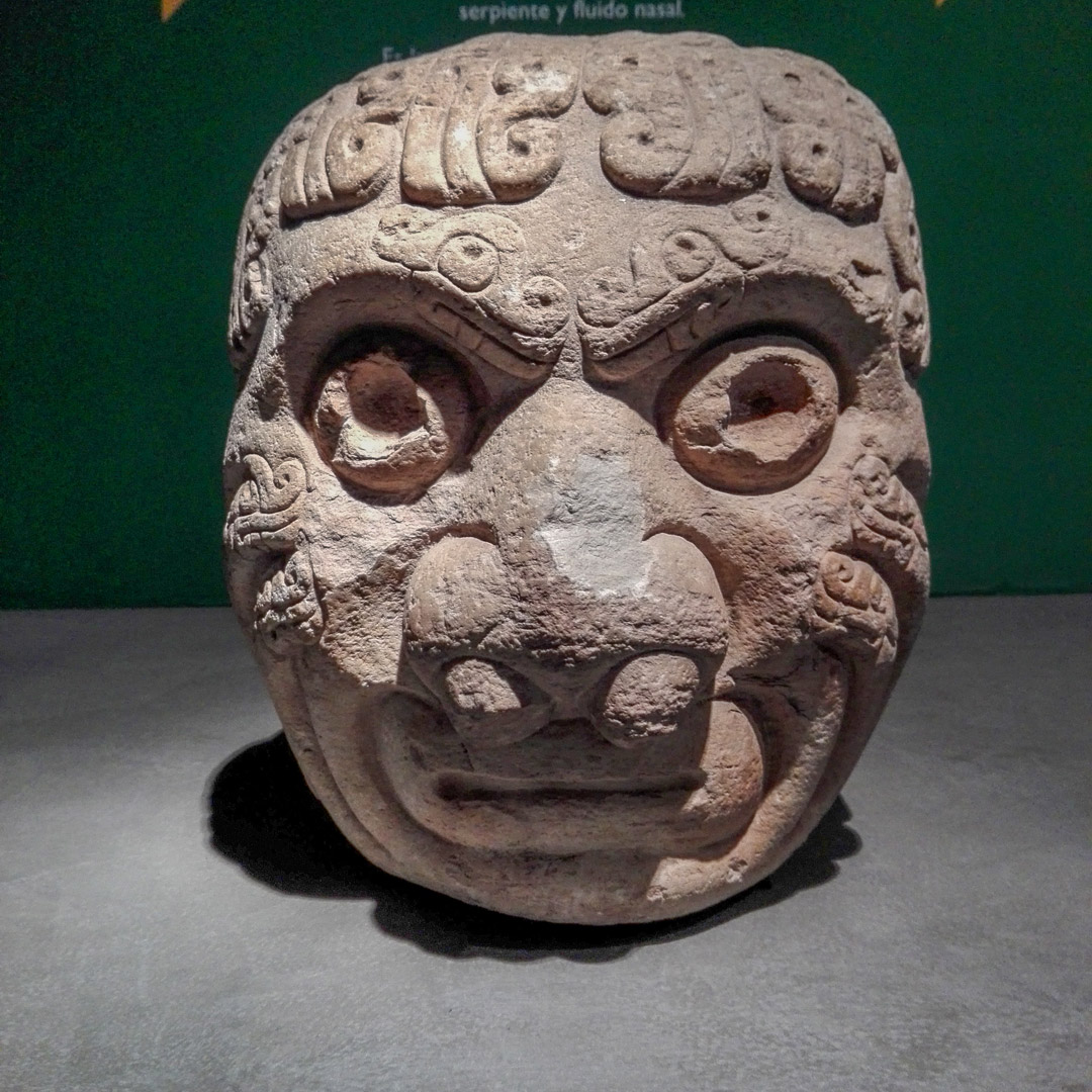 Sculpture de tête humaine en train de se métamorphoser dans le musée de Chavin de Huantar