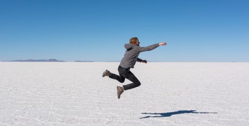 Timothée Vole Comme Superman Dans Le Desert De Sel De Uyuni En Bolivie Postshow