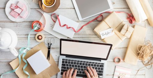 un ordinateur avec papiers et rubans pour emballer les cadeaux des voyageurs