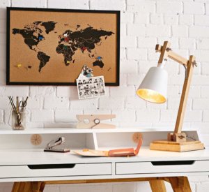 photo d'un bureau avec une carte du monde en liège suspendue devant