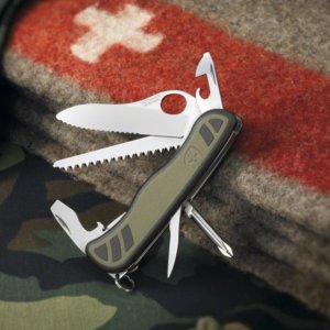 Couteau De L'armée Suisse Victorinox sur une couverture et un tapis treilli