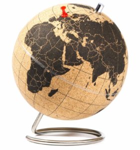 Globe Terrestre En Liège Avec épingles Rouges