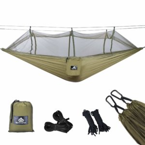 un hamac de voyage vert avec moustiquaire intégrée et ses accessoires