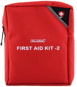 kit de secours rouge avec écrit dessus "first aid kit 2"