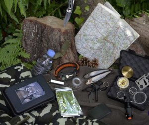 photo des différents outils du kit de survie de poche pour voyager