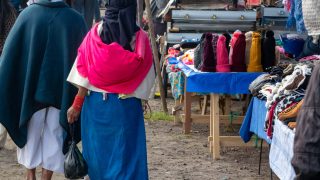 Couple D'habitant Des Environs D'otavalo En Equateur Au Marché Postshow