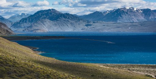 Lac Posadas En Argentine Avec La Cordillère Des Andes Au Fond