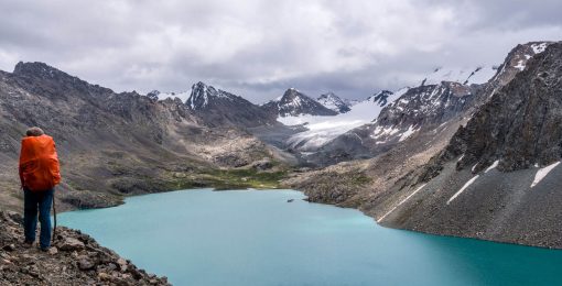 Le Lac Avec Un Randonneur Ala Kul au Kirghizistan