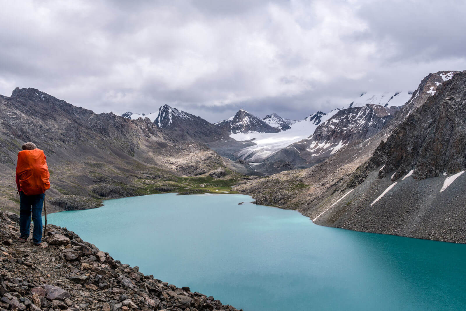 Le Lac Avec Un Randonneur Ala Kul au Kirghizistan