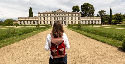 Cécilia Au Chateau De Pennautier Avec Son Sac à Dos Pachamama