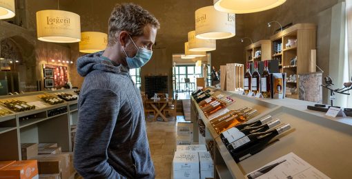 Tim Achète Du Vin Au Chateau De Pennautier En Occitanie