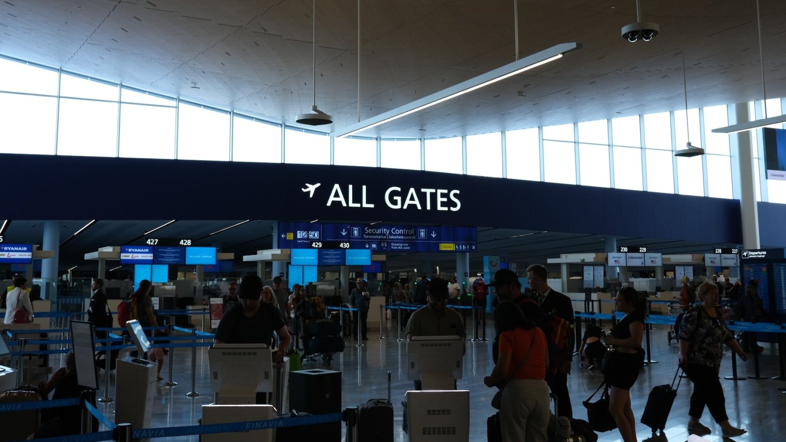 Voyageurs Dans Un Aeroport