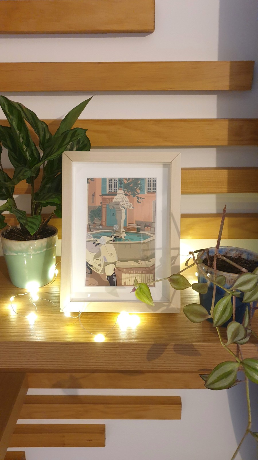 Cadre Blanc Sur Etagere A Taseaux En Bois