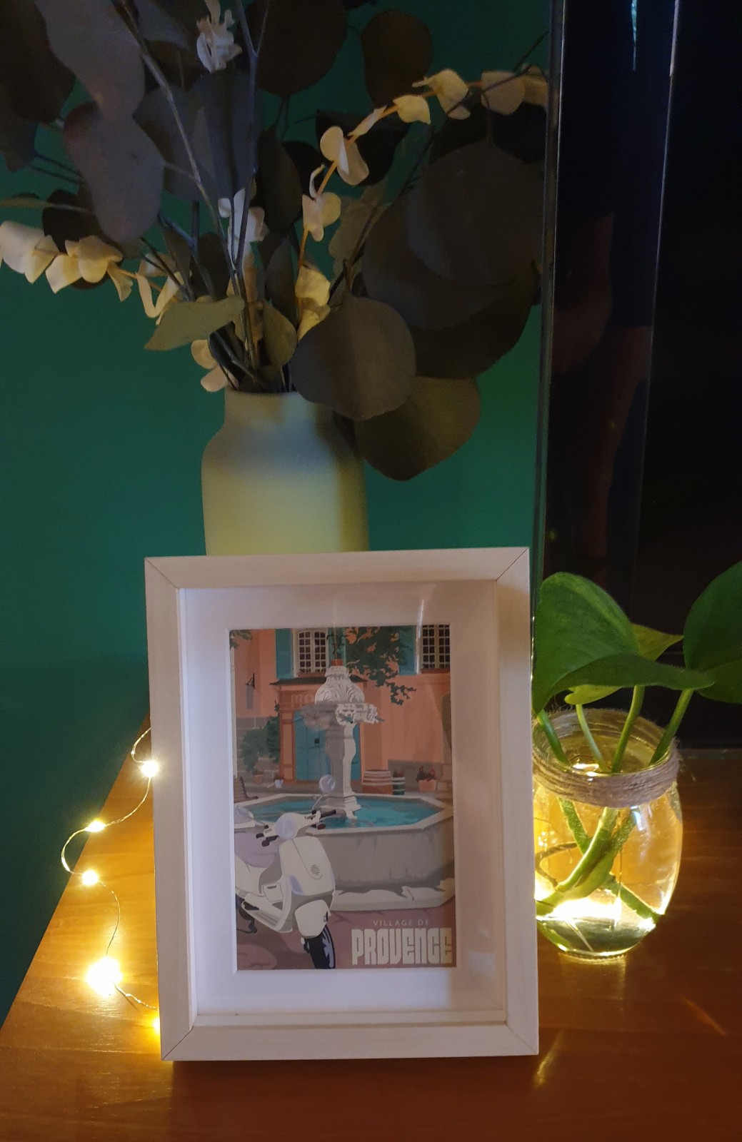 Cadre Blanc Sur Meuble En Bois Et Guirlande