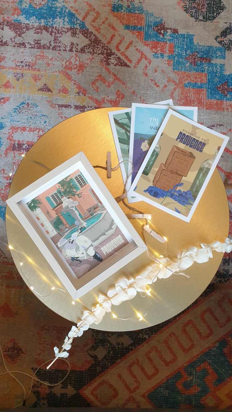 Cadre En Bois Clair Avec Une Carte Postale De Voyage Sur Une Table
