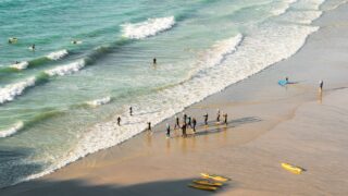 Paysage De Plage Avec Baigneurs