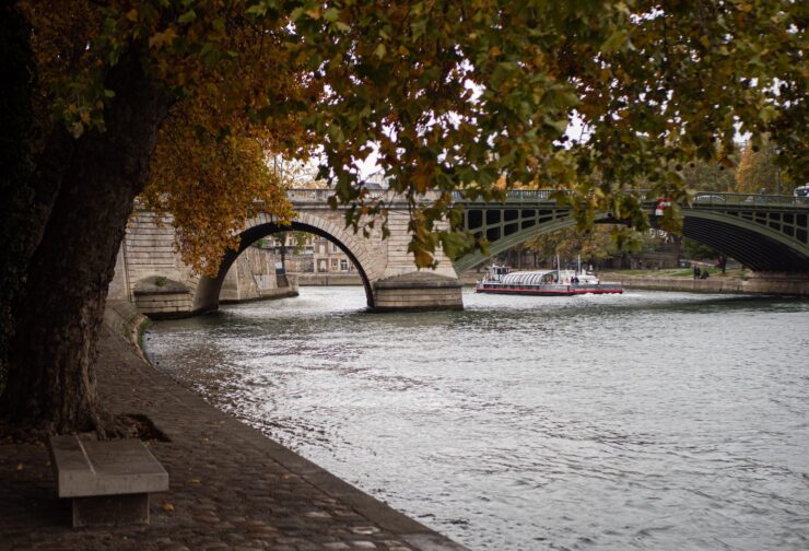 La Seine Et Peniche En Automne