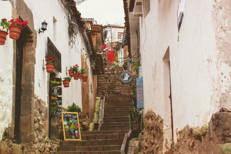 Cafe Dans Une Petite Rue De Cusco