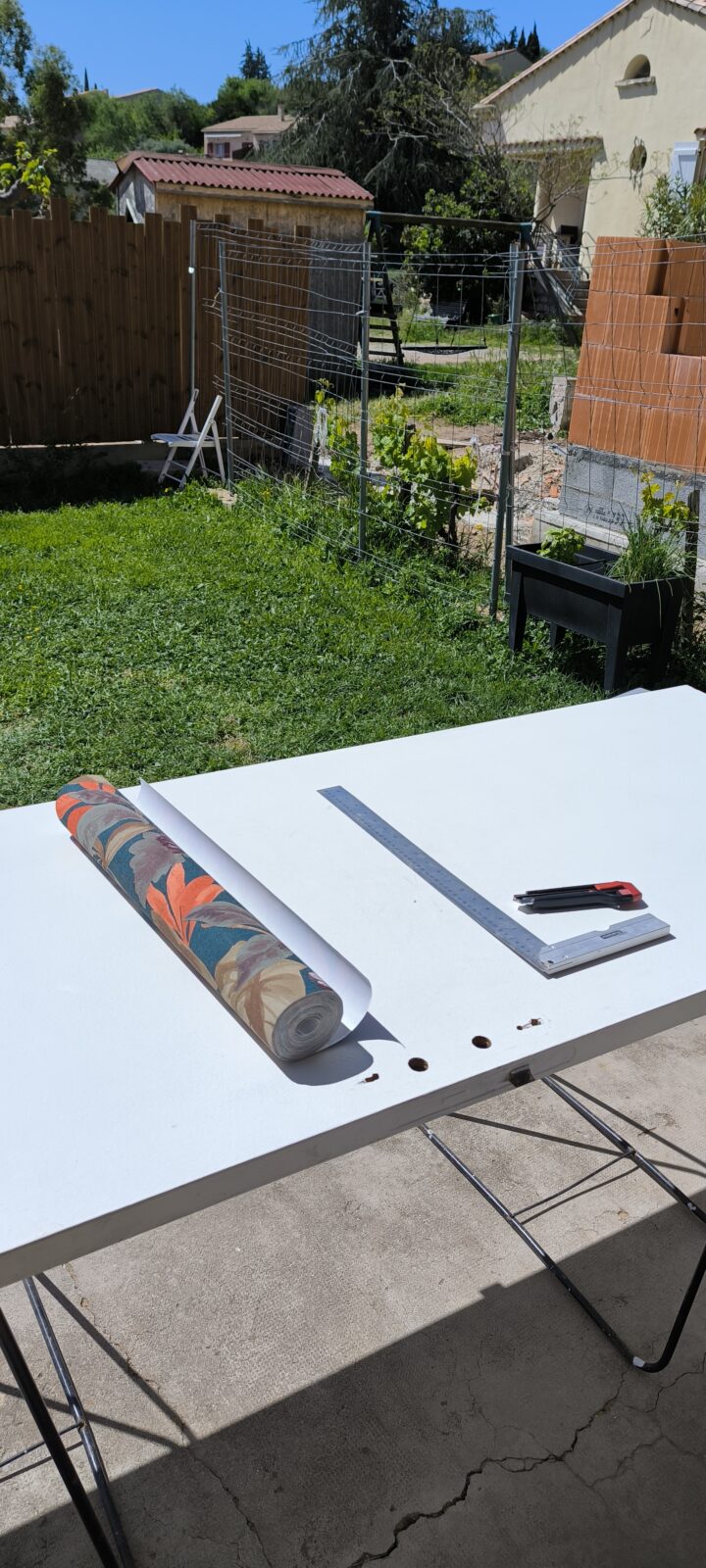 Decoupe Du Papier Peint Et Materiaux