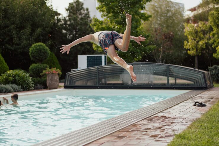 Piscine Couverte Et Baigneur
