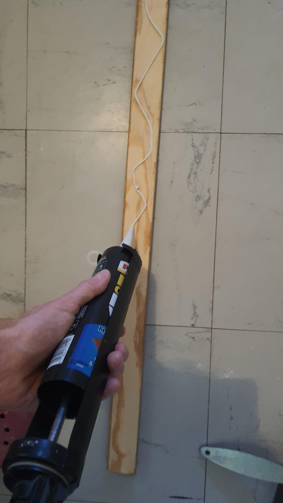 Application De Colle Sur Chambranle Au Pistolet