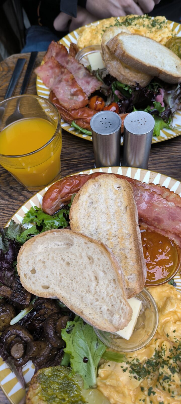 Brunch Sale Avec Saucisse A Porto Pas Cher