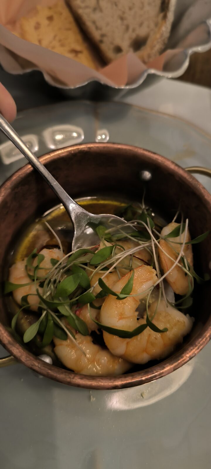 Gambas Avec Ail Dans Une Cassolette A Cantinho Do Avillez