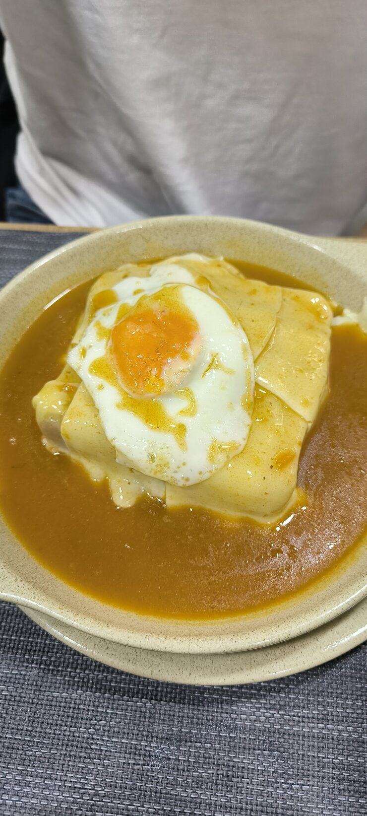 Sandwish Francesinha Avec Oeuf Fromage Et Sauce