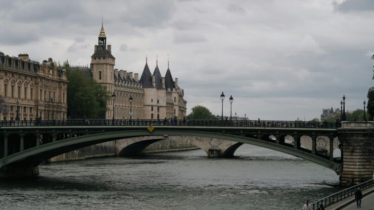 Paris Et Le Fleuve La Seine