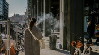 Femme Dans La Rue Qui Vapote