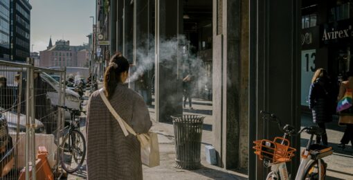Femme Dans La Rue Qui Vapote