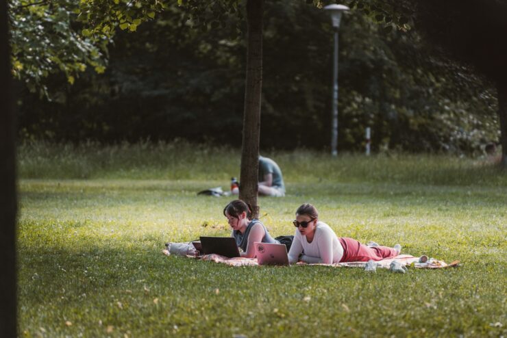 Femmes Dans Un Parc Sur Ordinateur