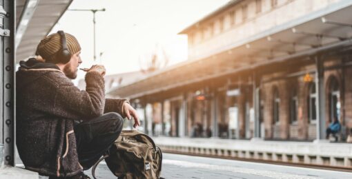 Homme Attendre Sur Le Quai