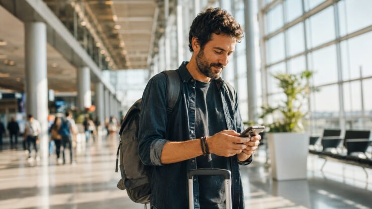Homme Avec Smartphone Sur Internet
