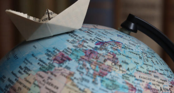 Globe Beateau En Papier